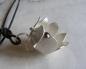 Preview: silberner Schmuckanhänger in Form einer Glockenblume mit einer Akoya-Perle