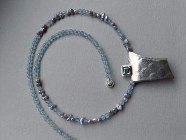 Aquamarin-Kette mit silbernem Mittelteil und Perlen