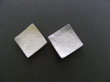 Silberne quadratische Ohrstecker mit Struktur
