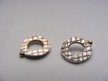 Silbernes Ohrstecker-Paar oval mit Gitterstruktur