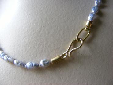 zarte hellgraue Perlenkette mit 750/- Gelbgold Zwischenteilen