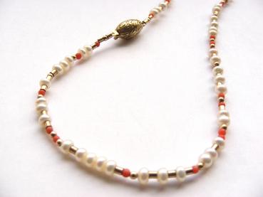 feine Korallen-Perlen-Halskette