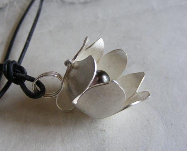 silberner Schmuckanhänger in Form einer Glockenblume mit einer Akoya-Perle