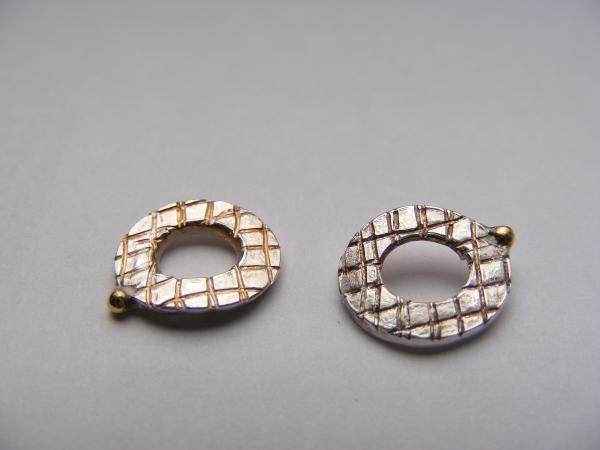 Silbernes Ohrstecker-Paar oval mit Gitterstruktur