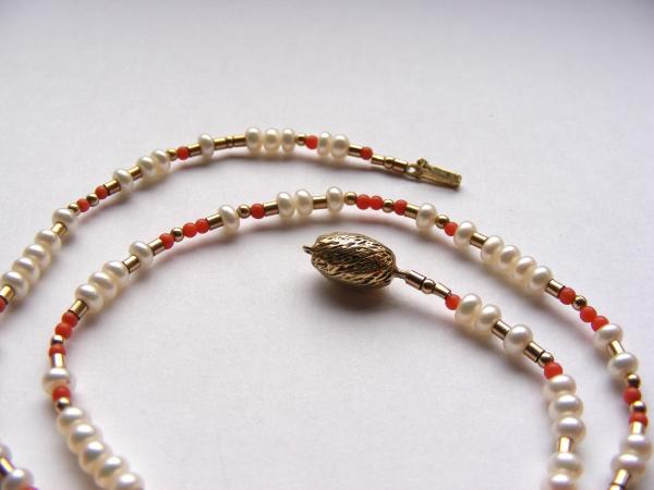 Halskette mit Perlen und feinen Korallen