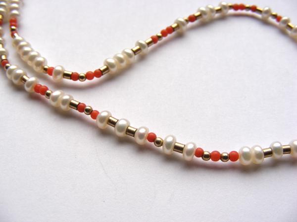Halskette mit Perlen und feinen Korallen