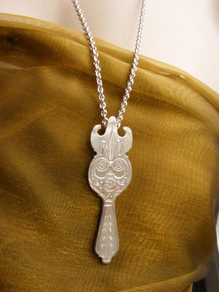 antiker Silberanhänger mit Gravur, Löffelende mit silberner Ankerkette