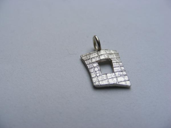 kleiner Silberanhänger mit Struktur