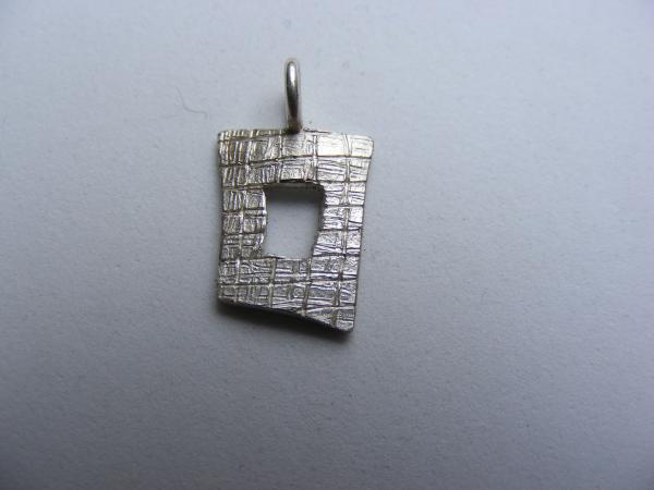 kleiner Silberanhänger mit Struktur